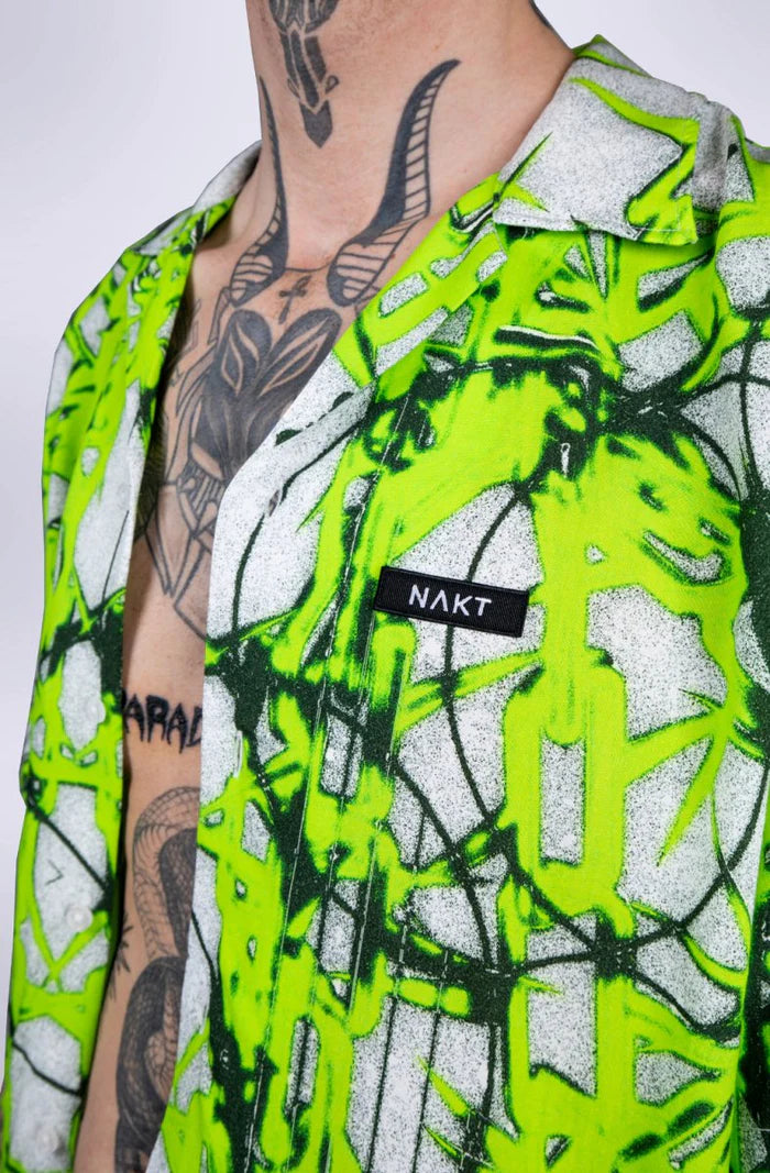 close up van witte blouse met neon groene illustratie, techno outfit