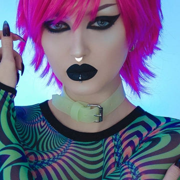 meisje met lichtgroene choker van lui trash, rave outfit