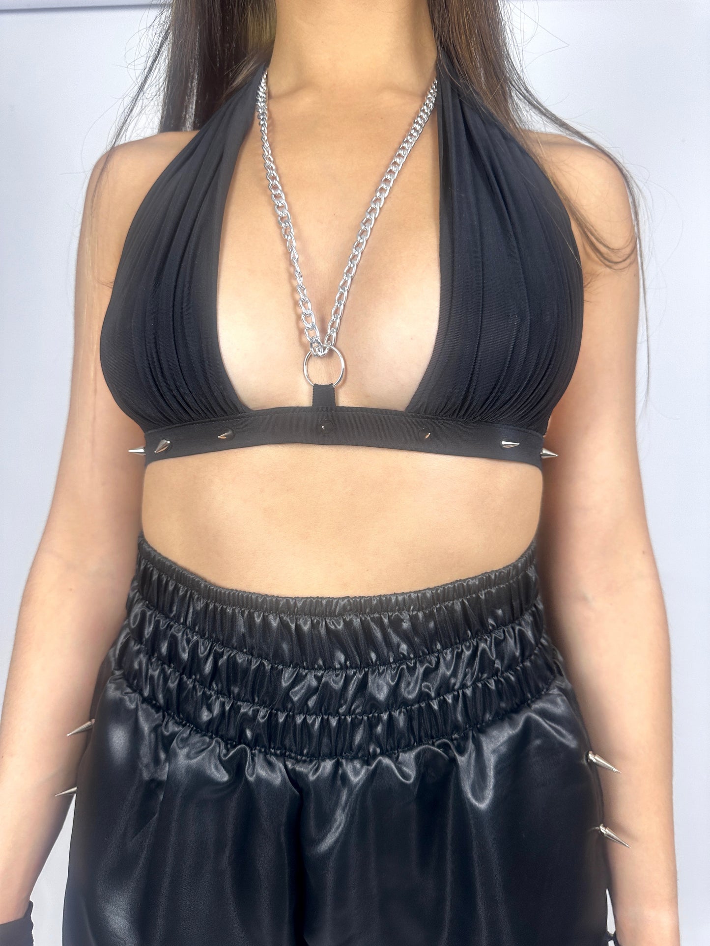 zwarte top met chain en spikes
