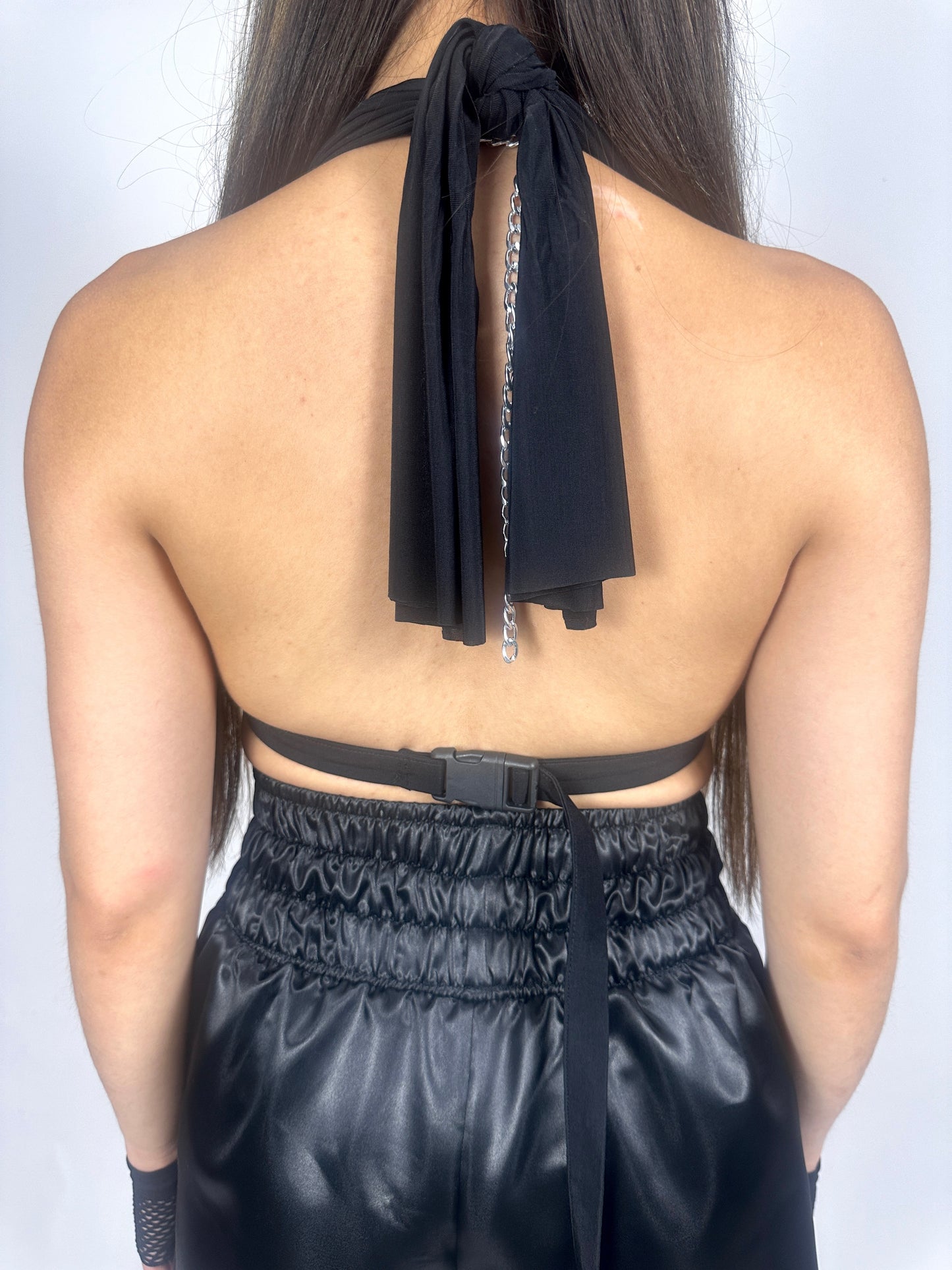 zwarte top met chain en spikes