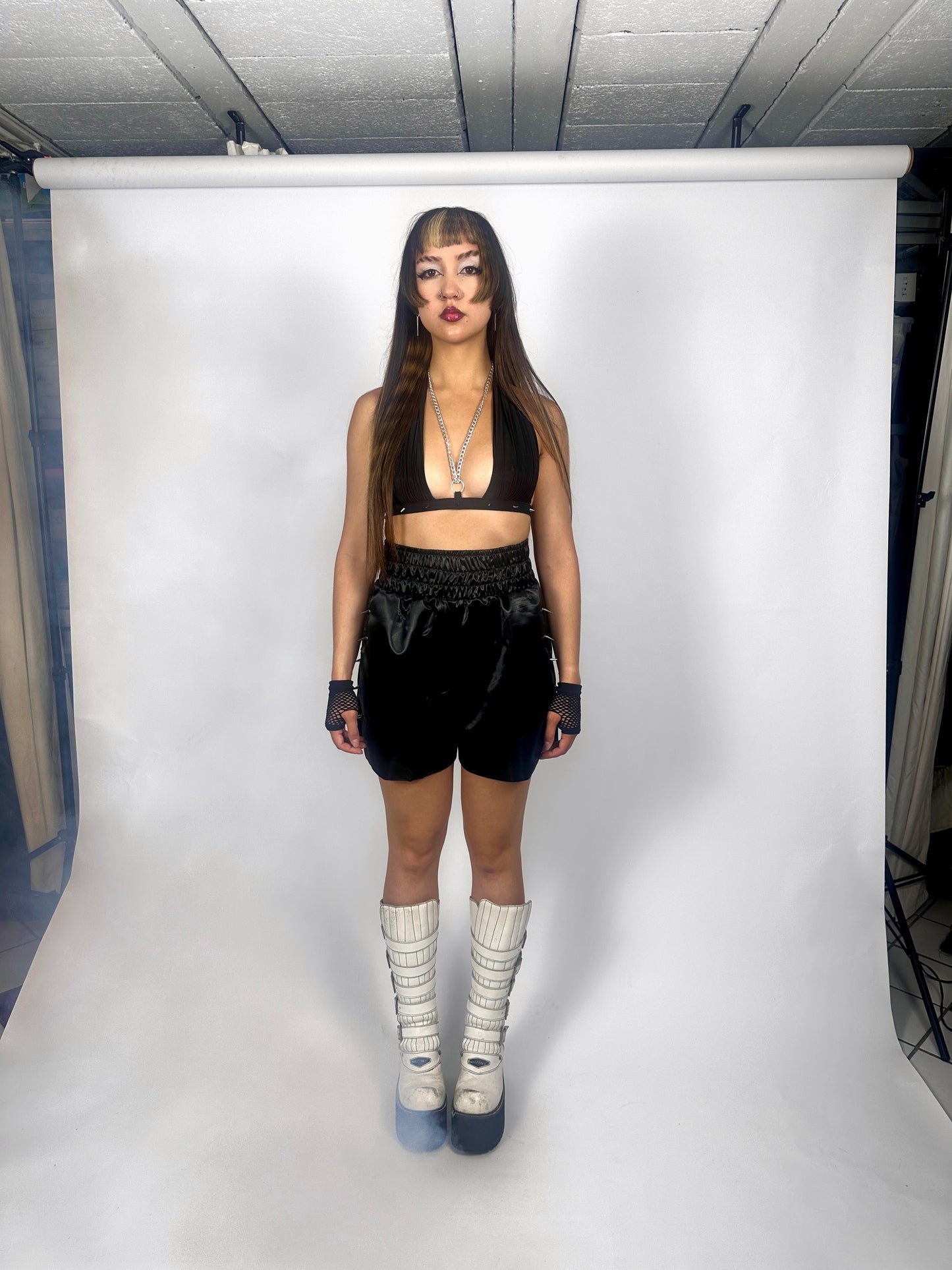 zwarte top met chain en spikes