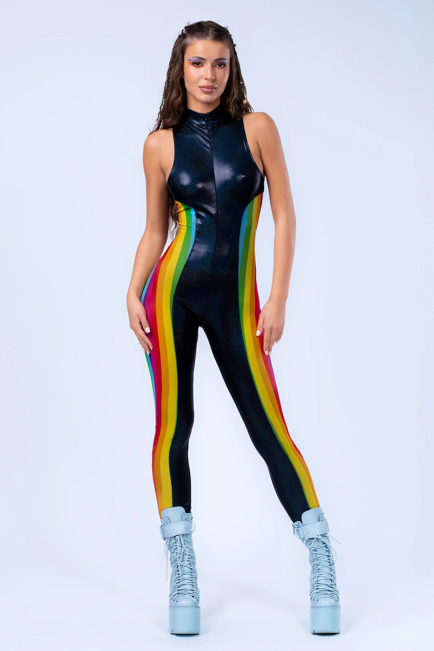 vrouw met holografische zwarte catsuit met regenboog kleuren aan de zijkant, pride outfit