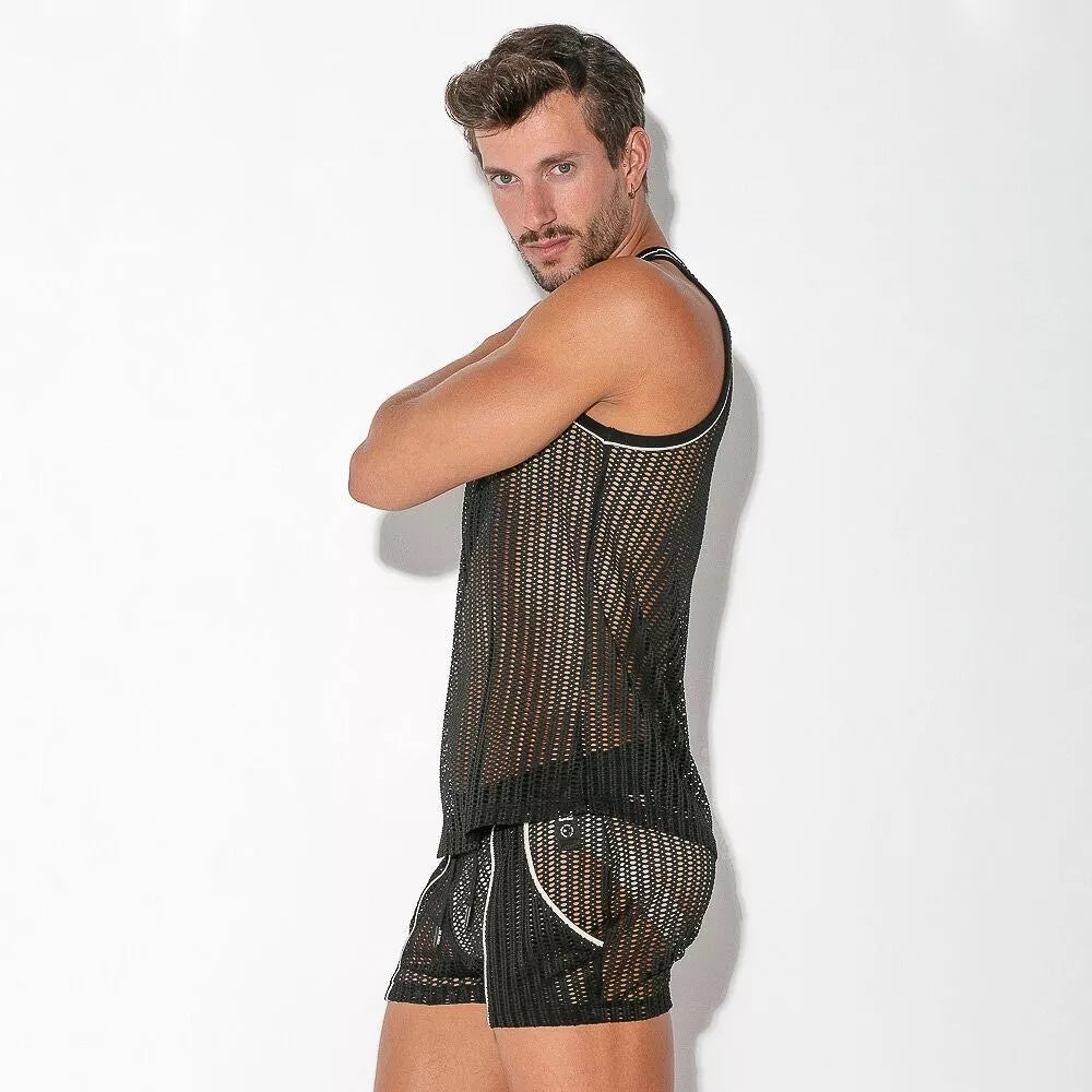 zijkant van man met zwarte fishnet shorts, techno outfit