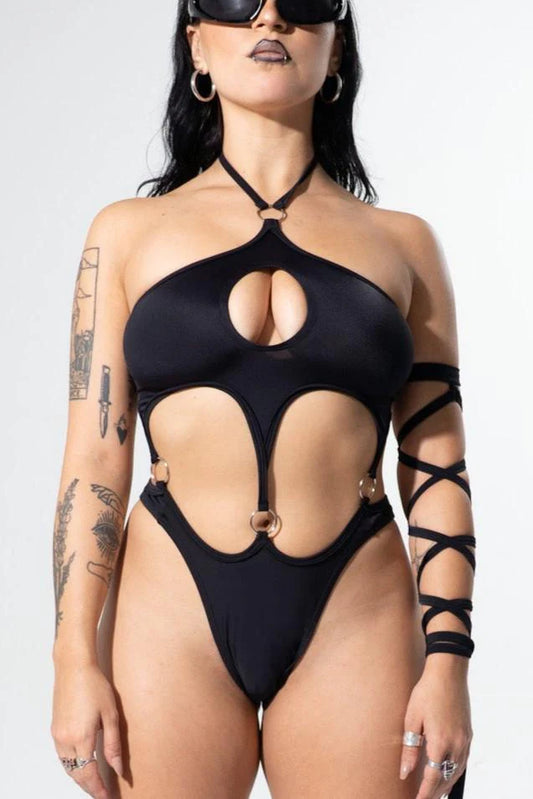 zwarte cut rave body met ringen