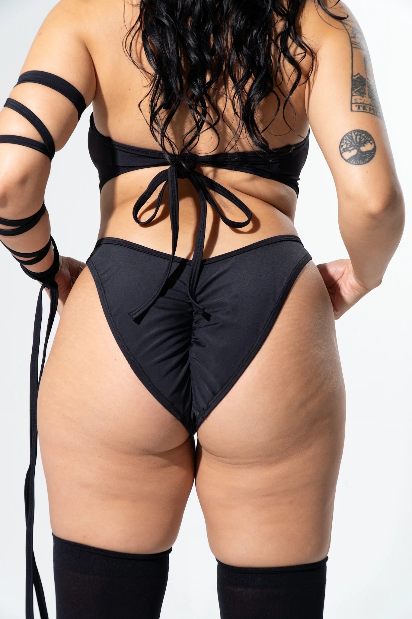 zwarte cut rave body met ringen
