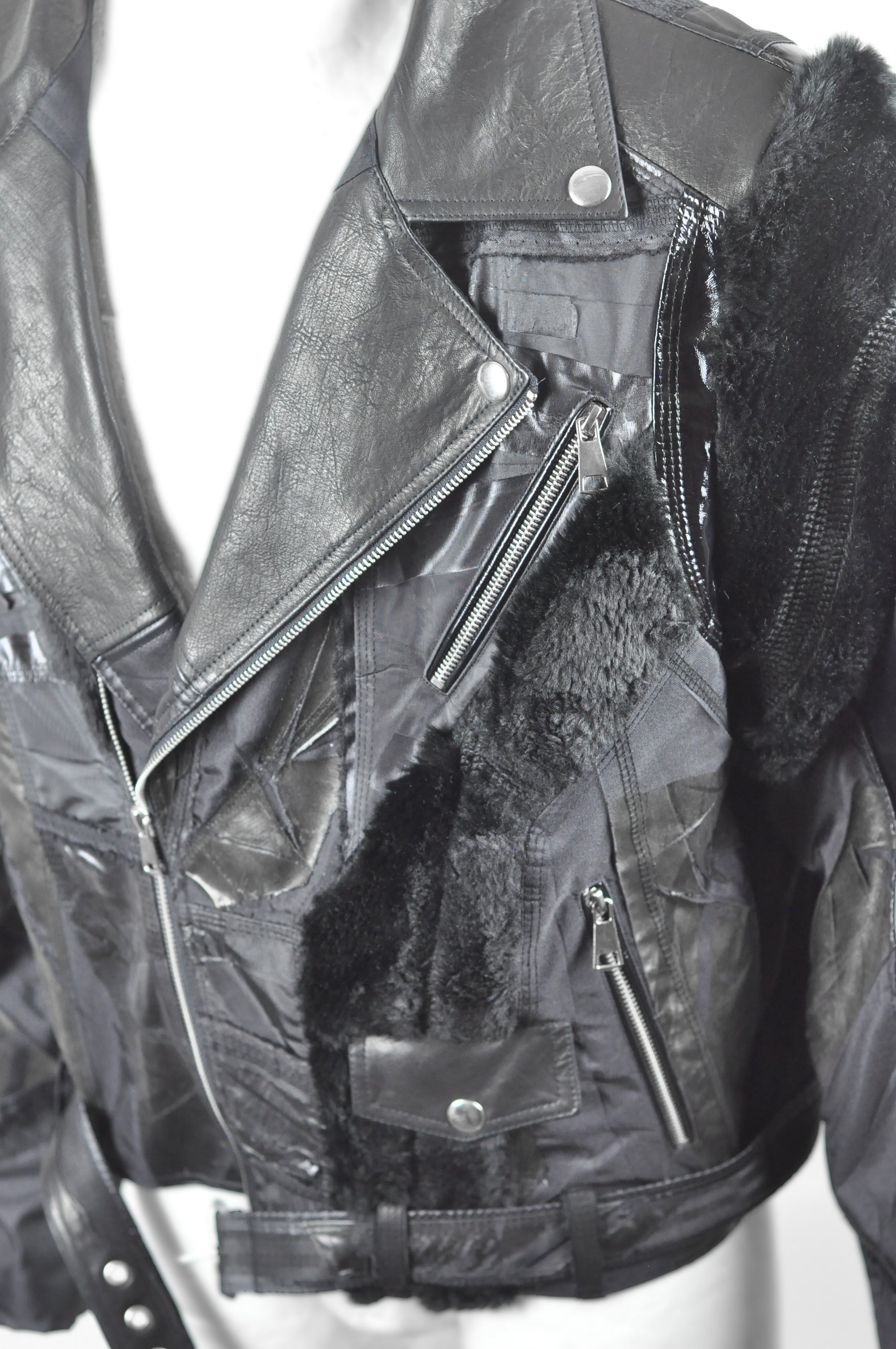 close up van boven af van de cyber punkie jacket, techno outfit