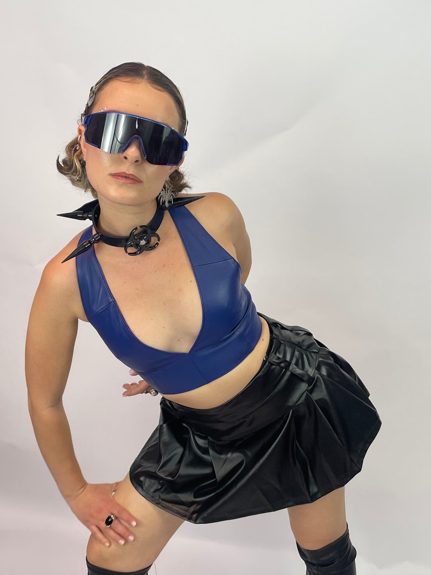 meisje met blauwe leren top en zwarte rok, ravewear