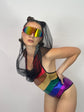 meisje met regenboog bodysuit en mesh capuchon, pride outfit