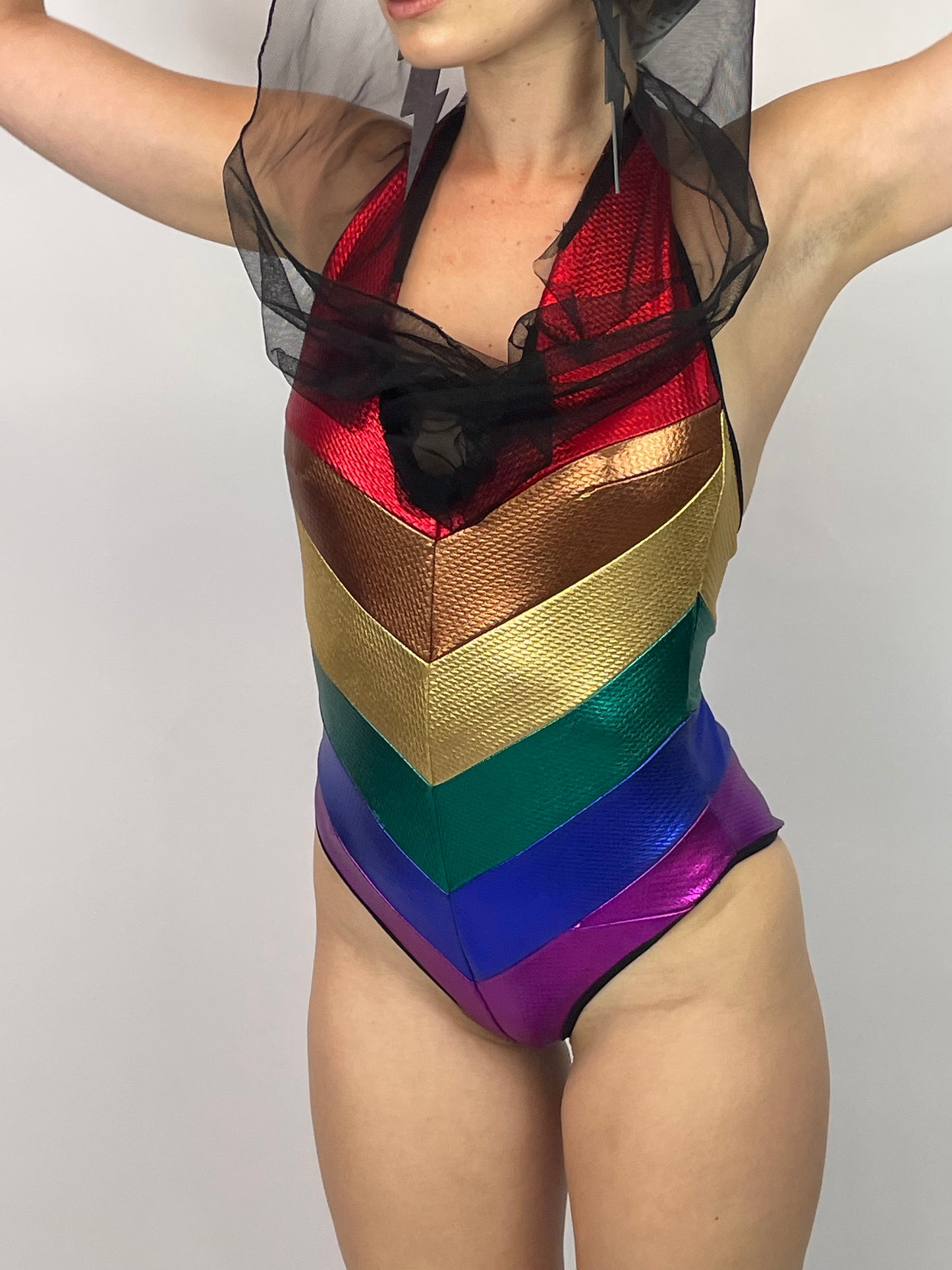 onderkant van meisje met regenboog bodysuit en mesh capuchon, pride outfit