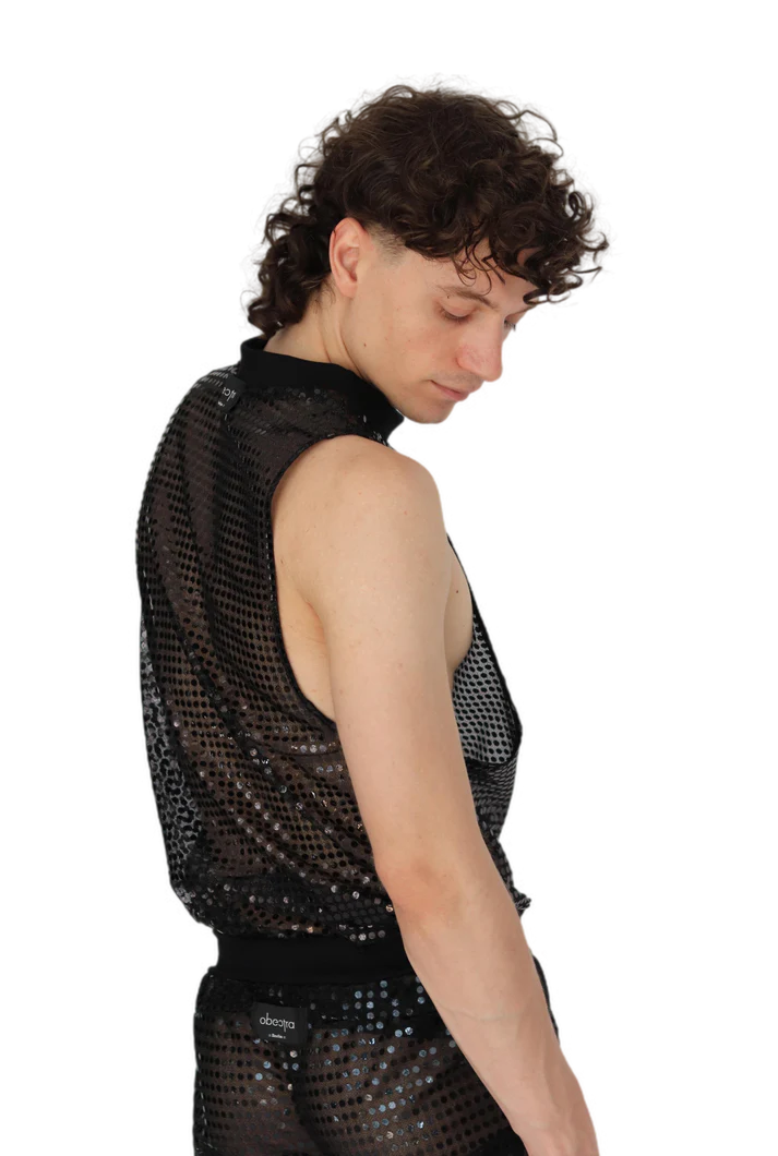 zijkant van jongen met disco tank top, ravewear