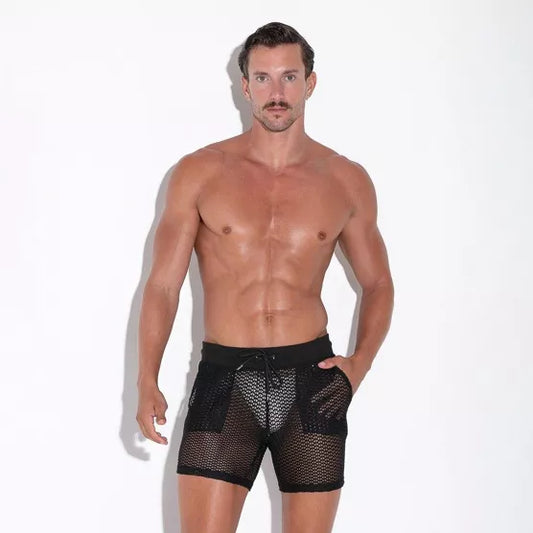 man met zwarte fishnet shorts