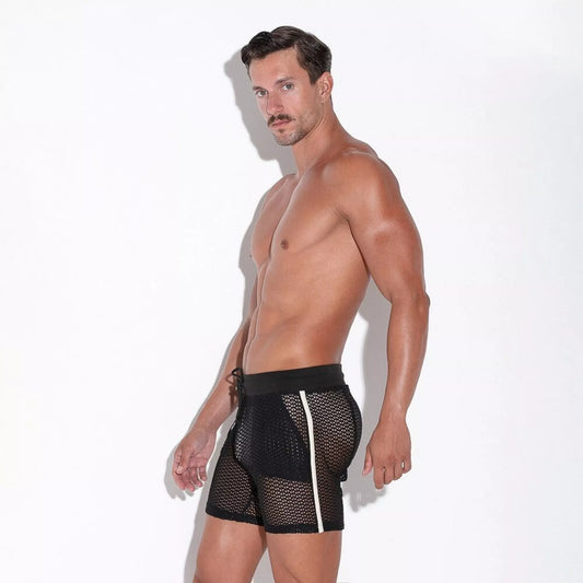 zijkant van man met zwarte fishnet shorts met witte streep