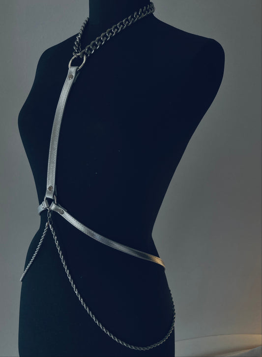 zilveren vegan leren harnas met ketting