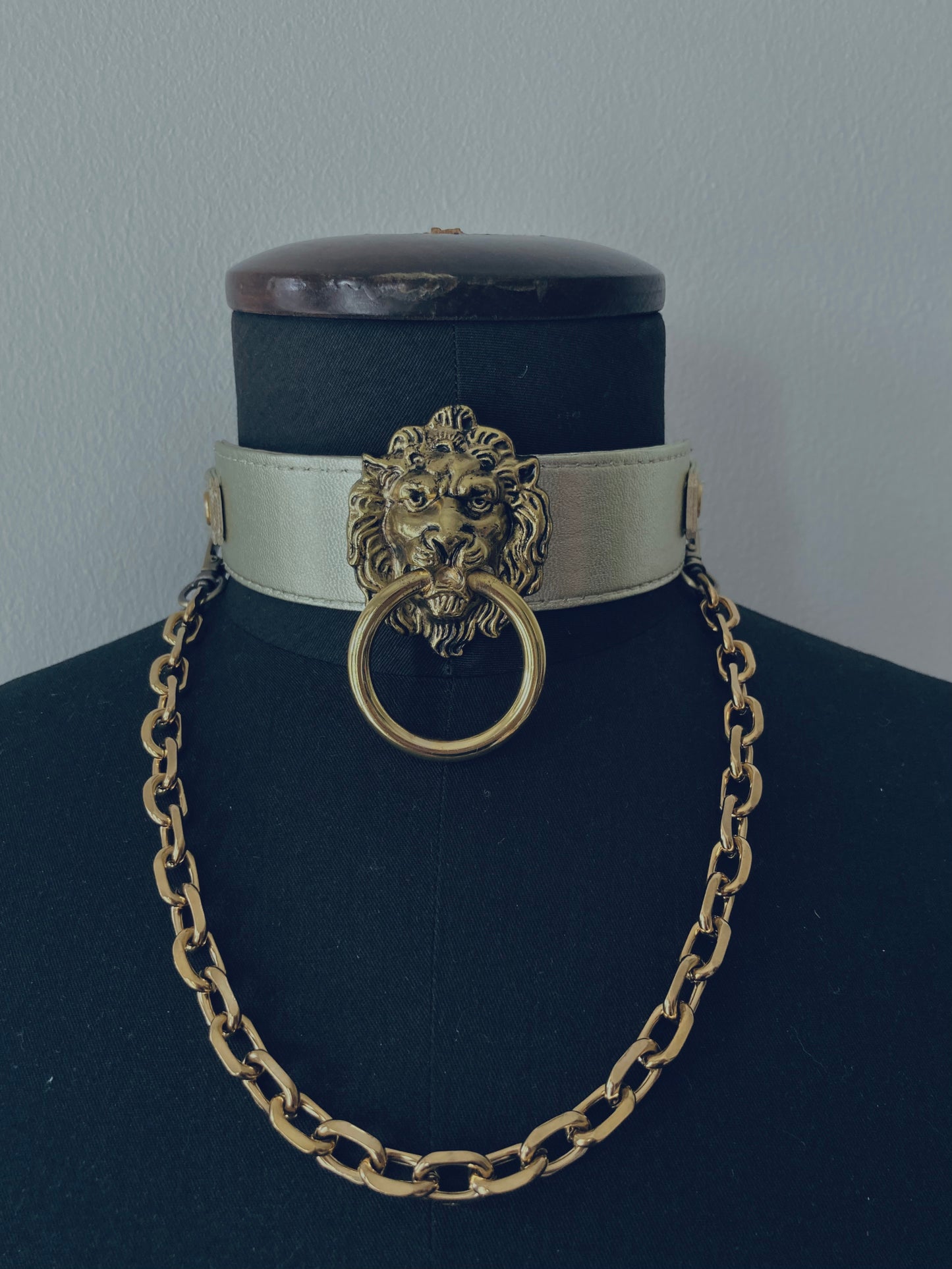 gouden choker met gouden leeuwenkop en gouden chain