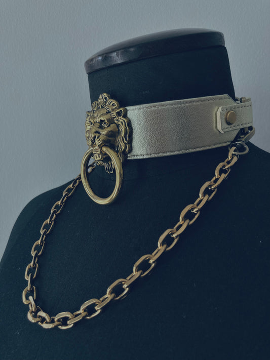 gouden choker met gouden leeuwenkop en gouden chain