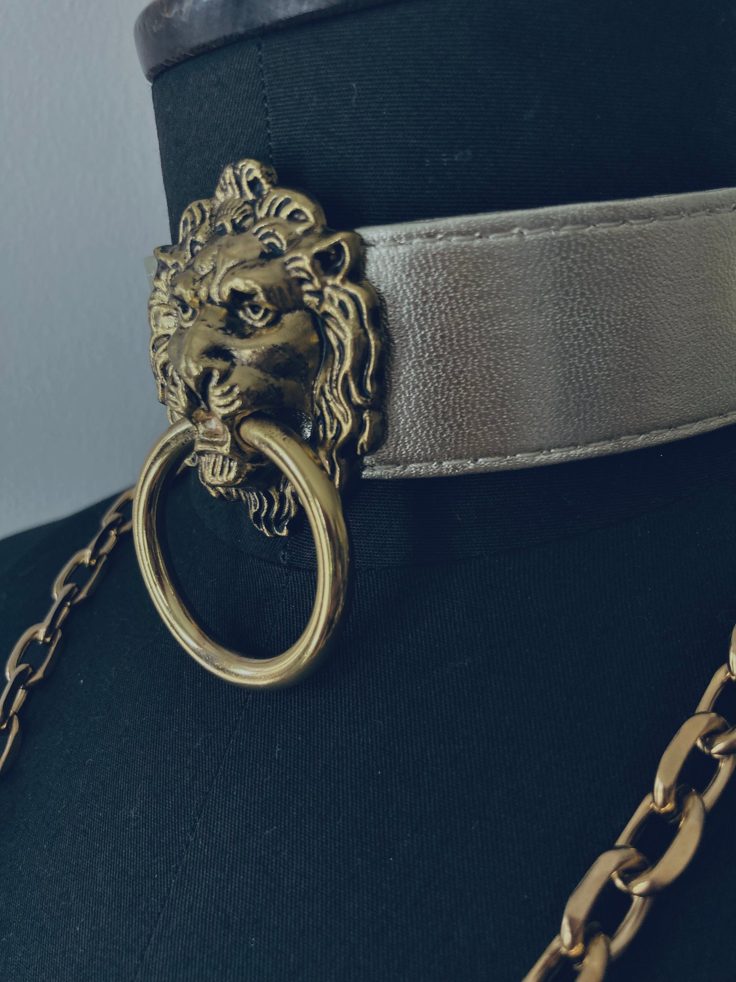 gouden choker met gouden leeuwenkop en gouden chain