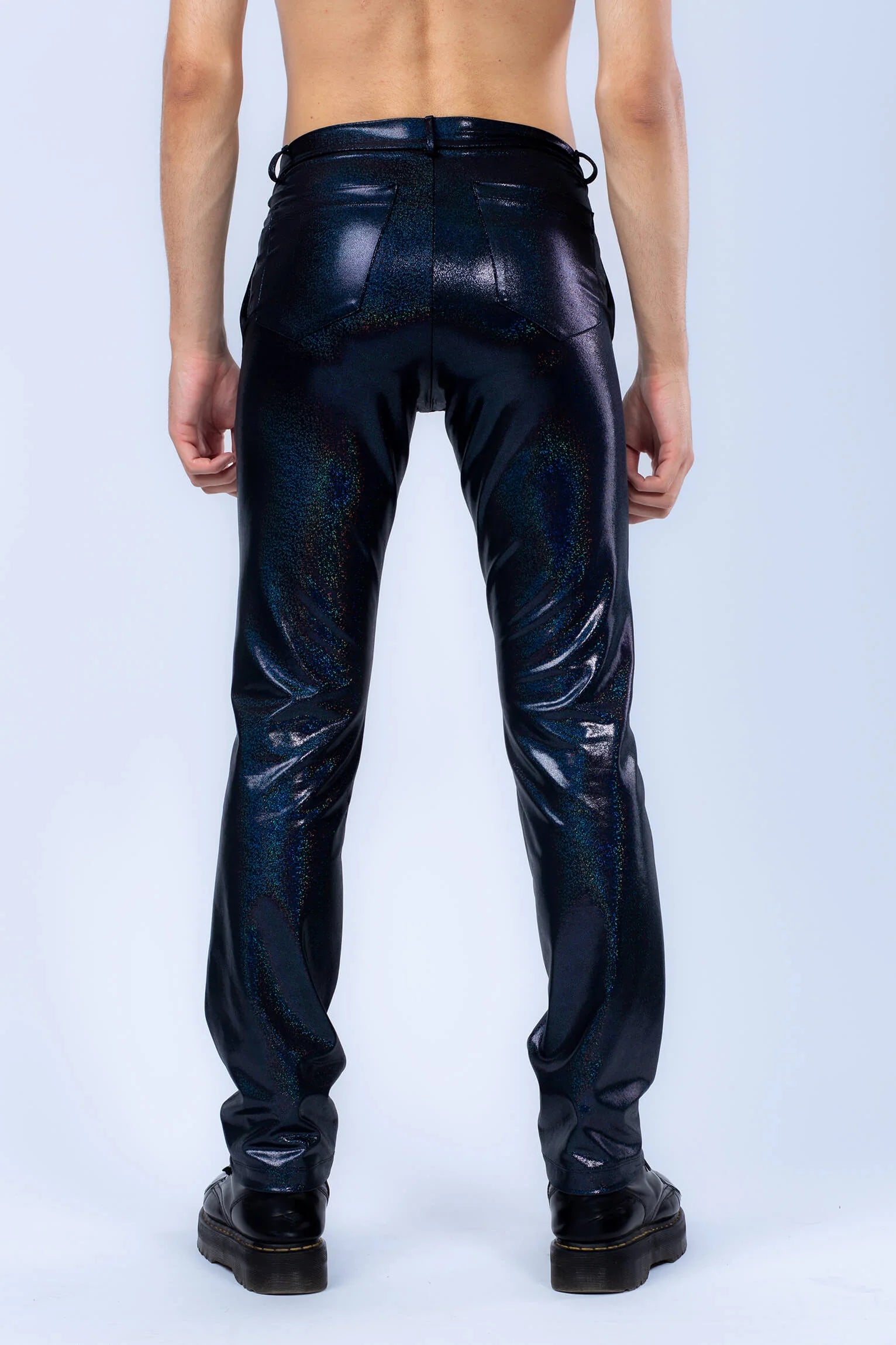 achterkant van holografische zwarte broek, rave outfit