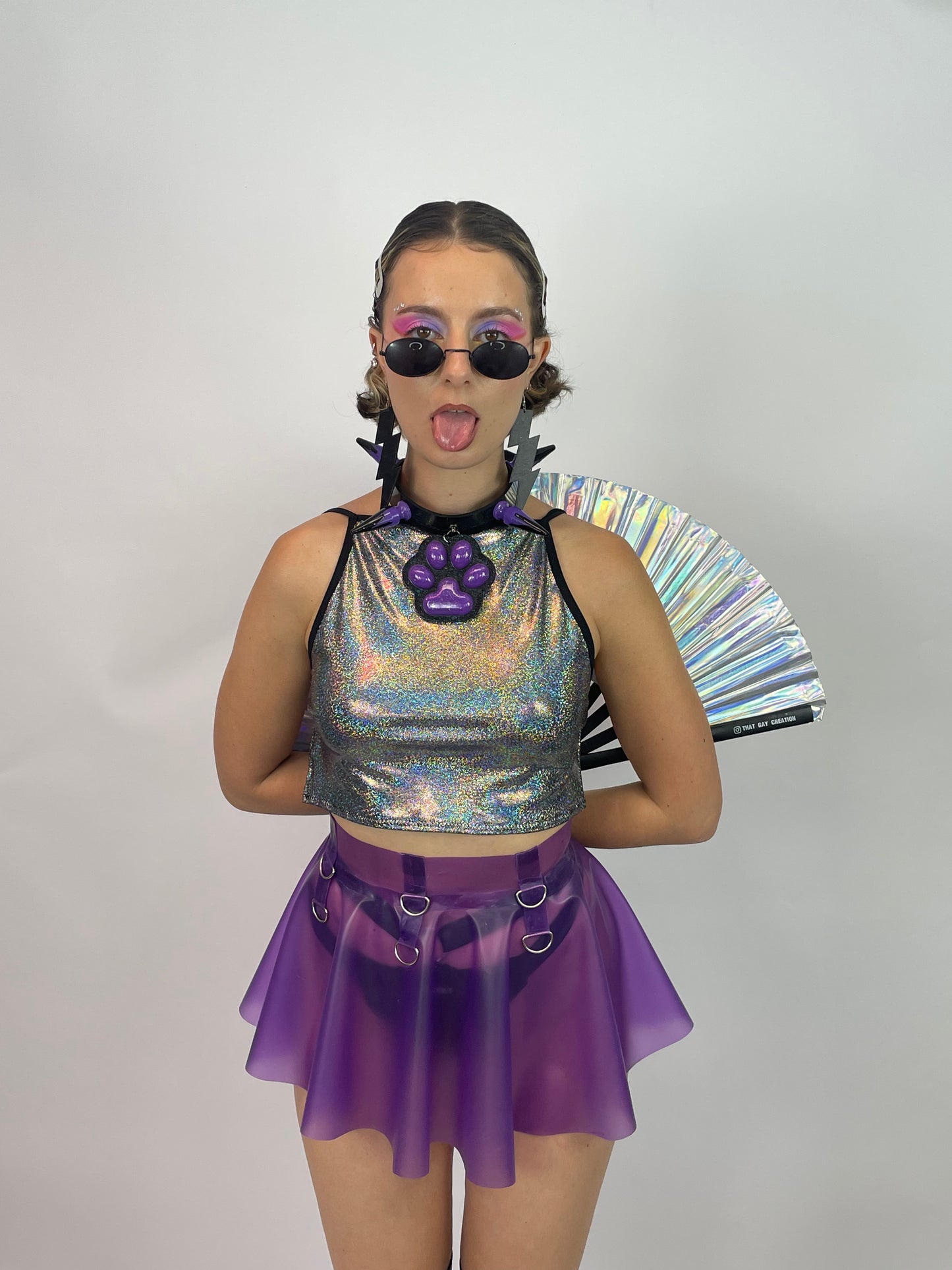 meisje met holografische top en paarse latex rok, ravewear