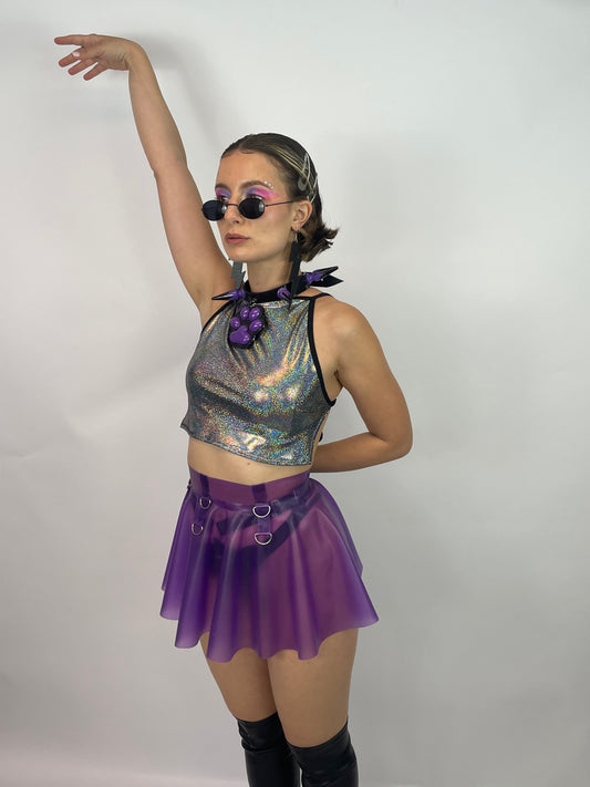 zijkant van meisje met holografische top en paarse latex rok en choker, ravewear