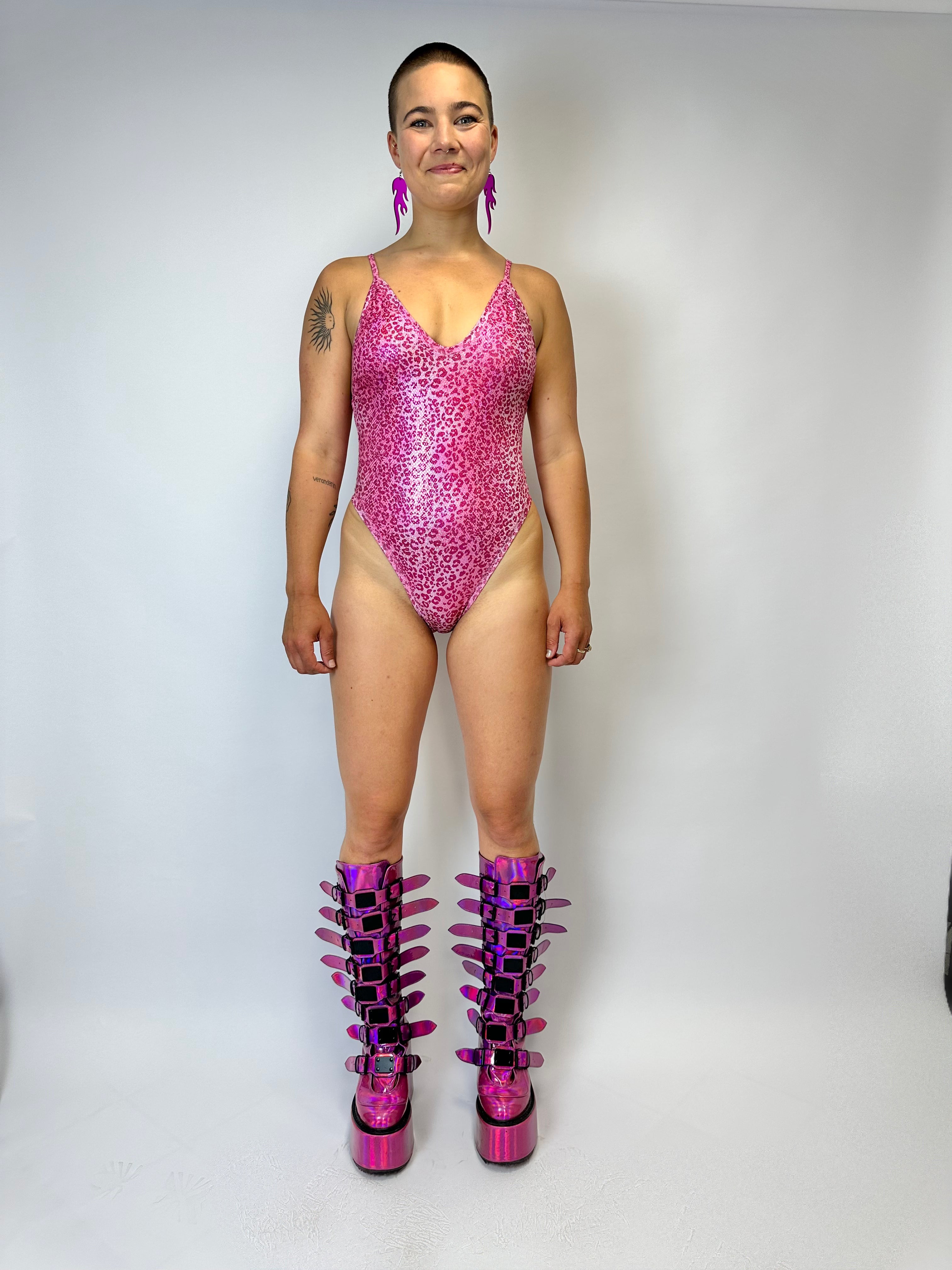 roze holografische body, holografische kleding, festival kleding, festival body, string body, partywear, clubwear, milkshake outfit