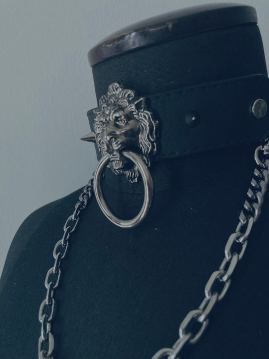 zijkant van leren choker met leeuwenkop, spikes en metalen chain