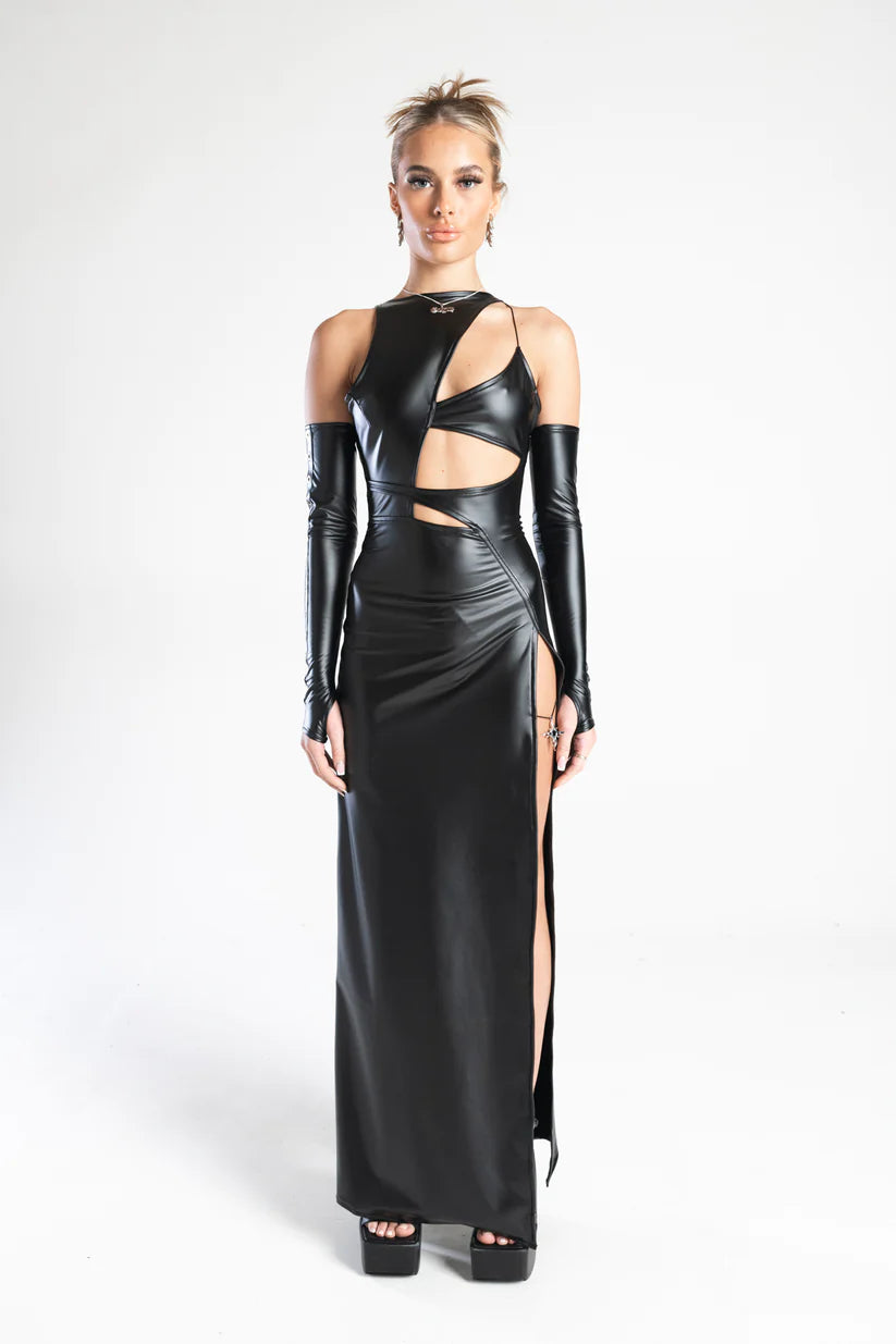 meisje met zwarte vinyl jurk en split, techno outfit