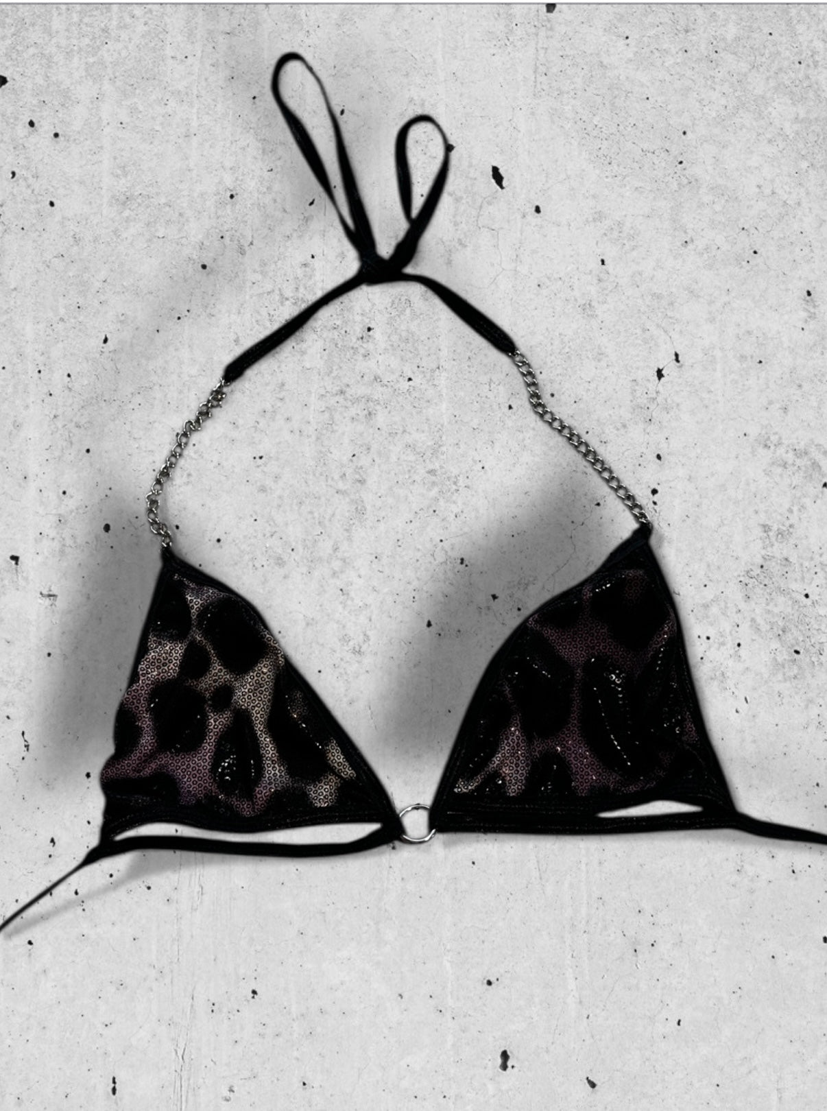 shiny luipaard bikini top met kettingen en underboob