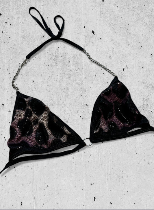 shiny luipaard bikini top met kettingen en underboob