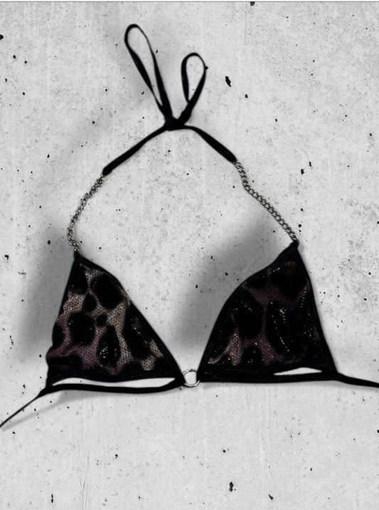 shiny luipaard bikini top met kettingen en underboob