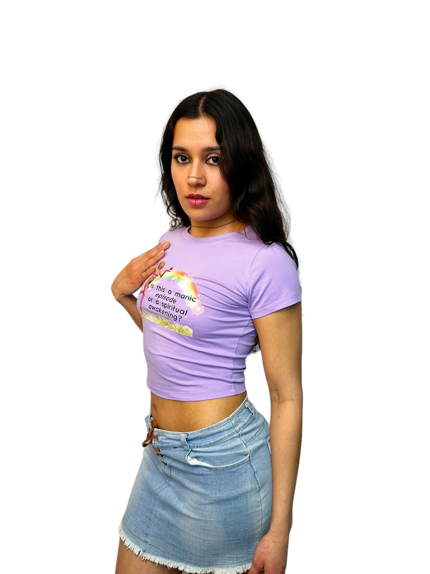 zijkant meisje met paarse crop top, ravewear