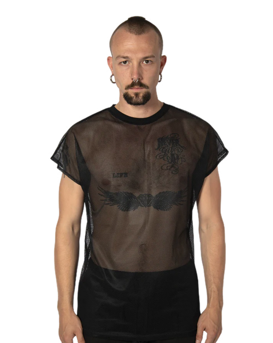 man met fishnet shirt van obectra, techno outfit