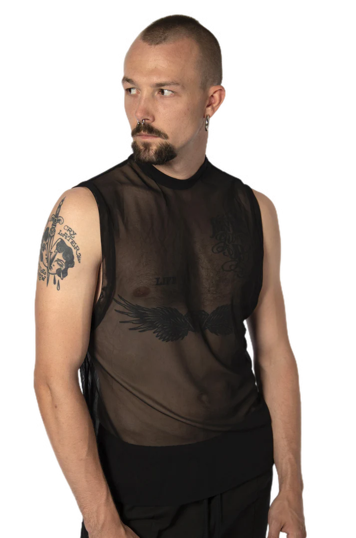 man met zwarte mesh tank top, techno outfit
