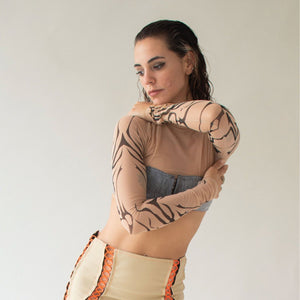 close up van mesh tribal shirt met lange mouwen van nur hektor, ravewear