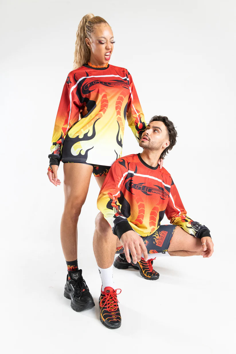 man en vrouw met motorcross vlammen jerseys, rave outfit