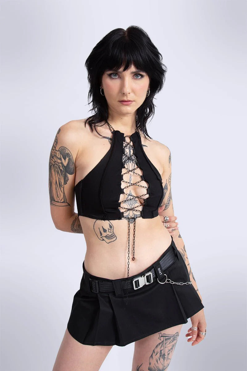 vrouw met tattoo en sexy rave top, techno party outfit
