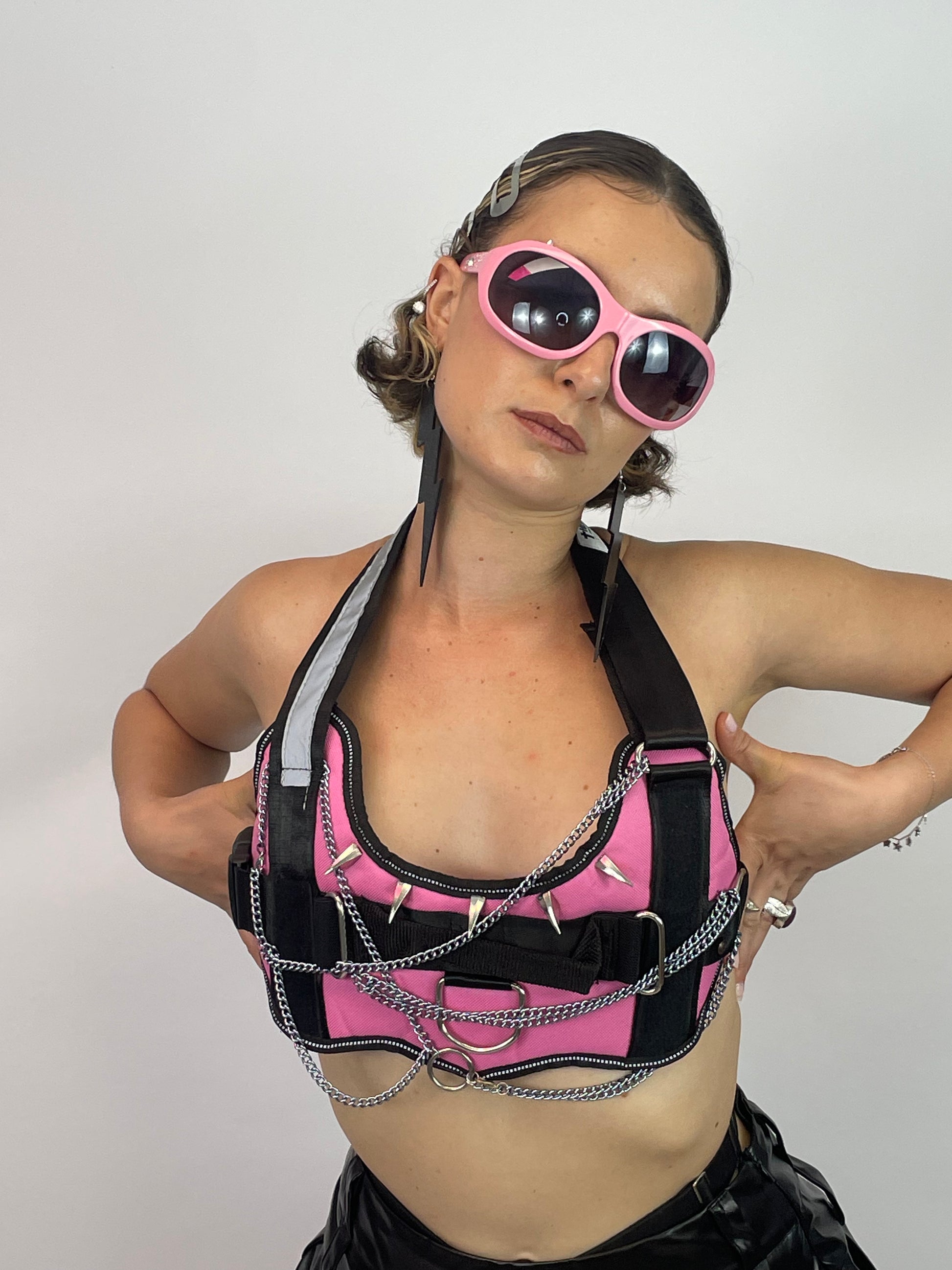 meisje met roze techno harnas, techno outfit