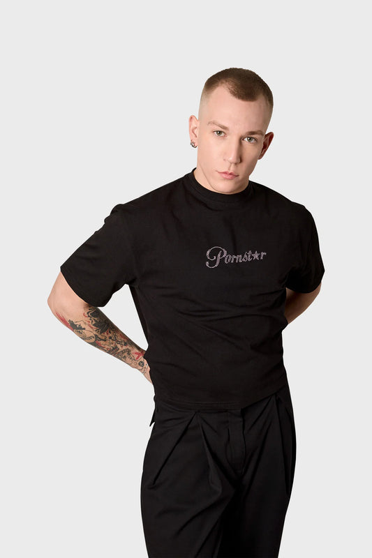 jongen met zwarte croptop en  pornstar bedrukking in rhinestones