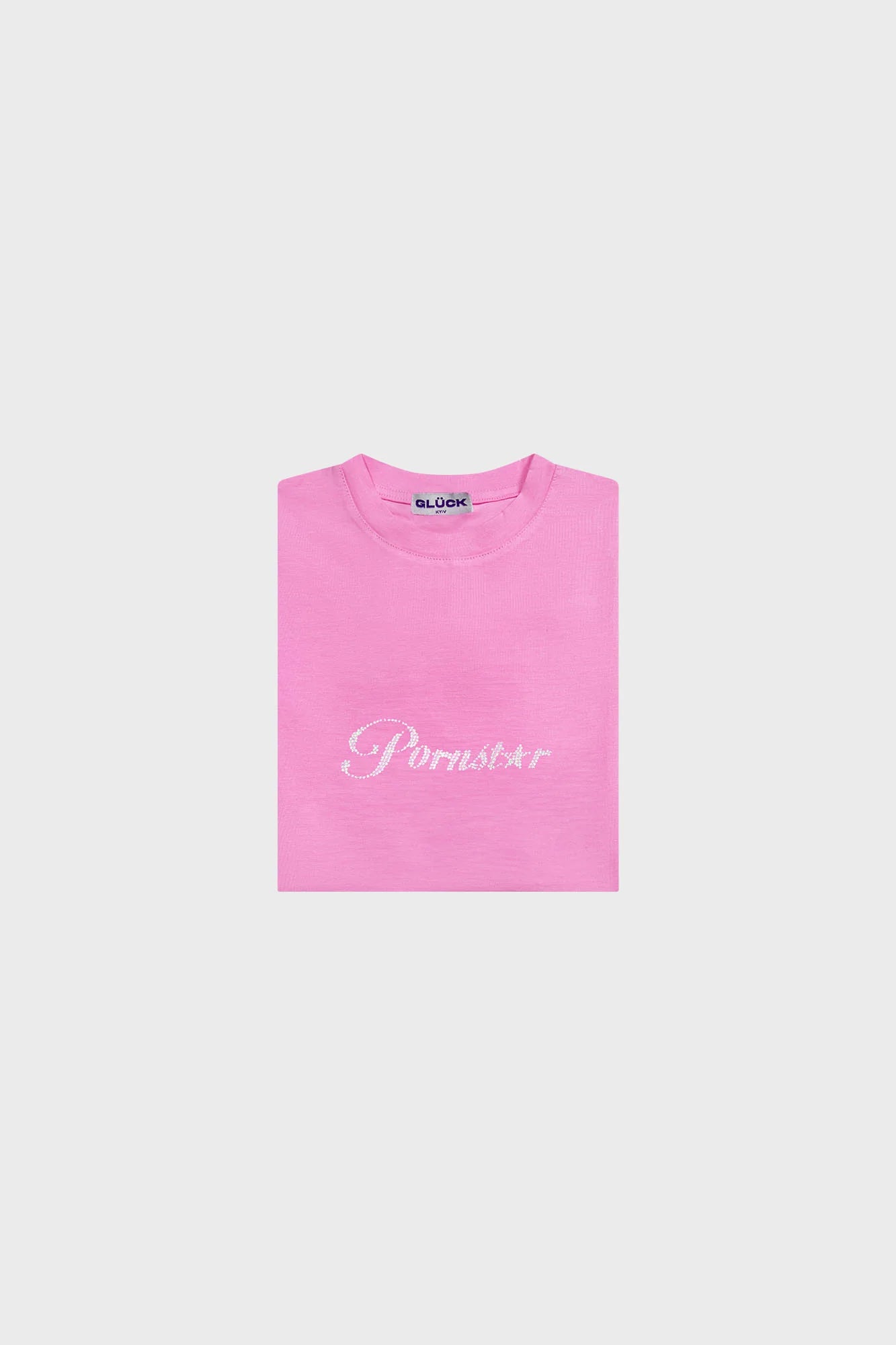 Vrouw met roze pornstar crop top in rhinestones