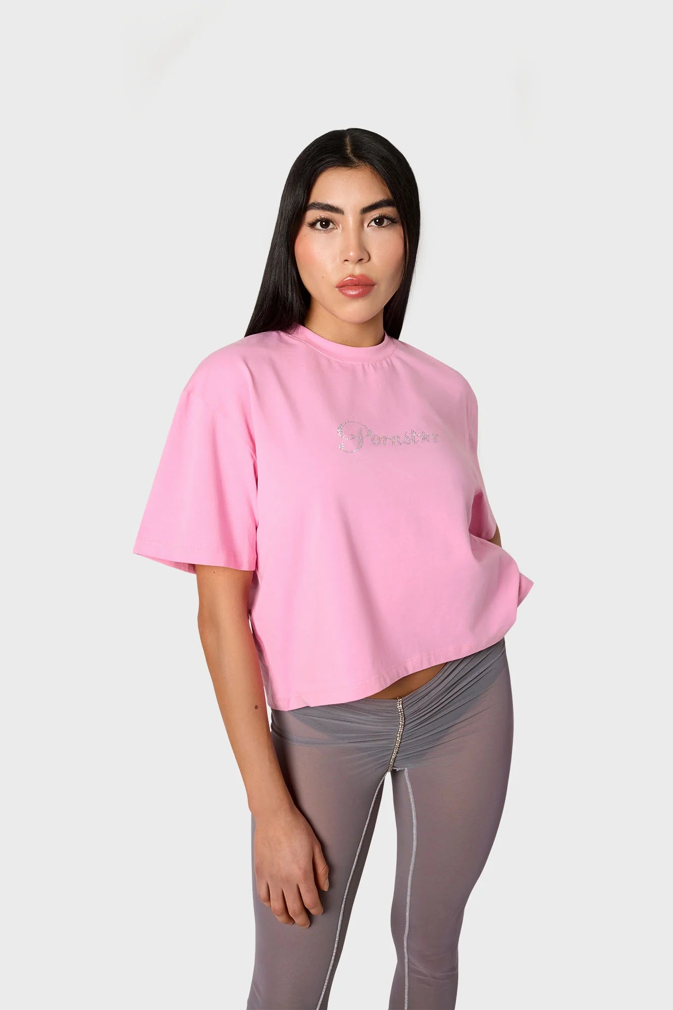 Vrouw met roze pornstar crop top in rhinestones