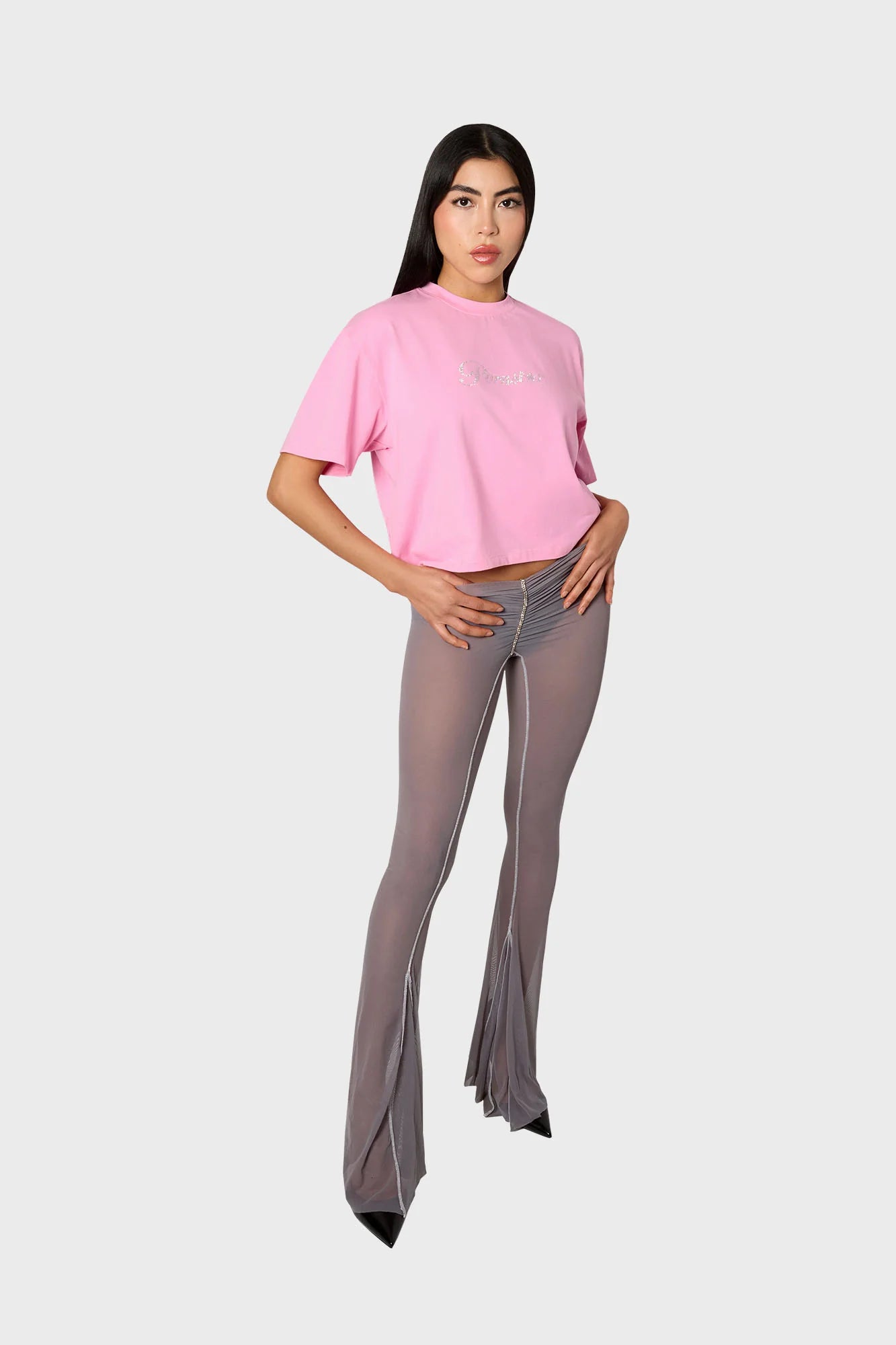 Vrouw met roze pornstar crop top in rhinestones