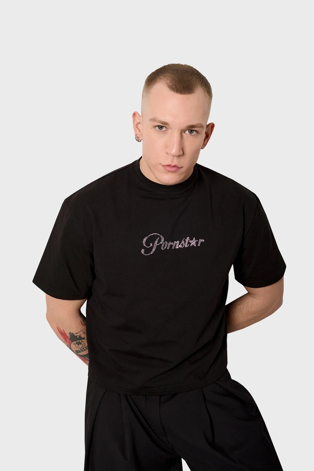 jongen met zwarte croptop en  pornstar bedrukking in rhinestones
