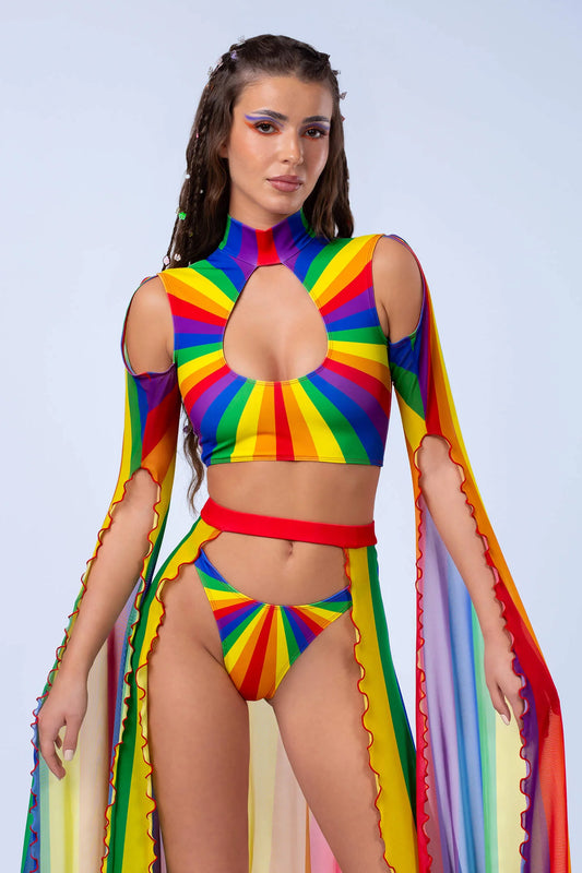 vrouw met regenboog top met hele lange mouwen, pride outfit