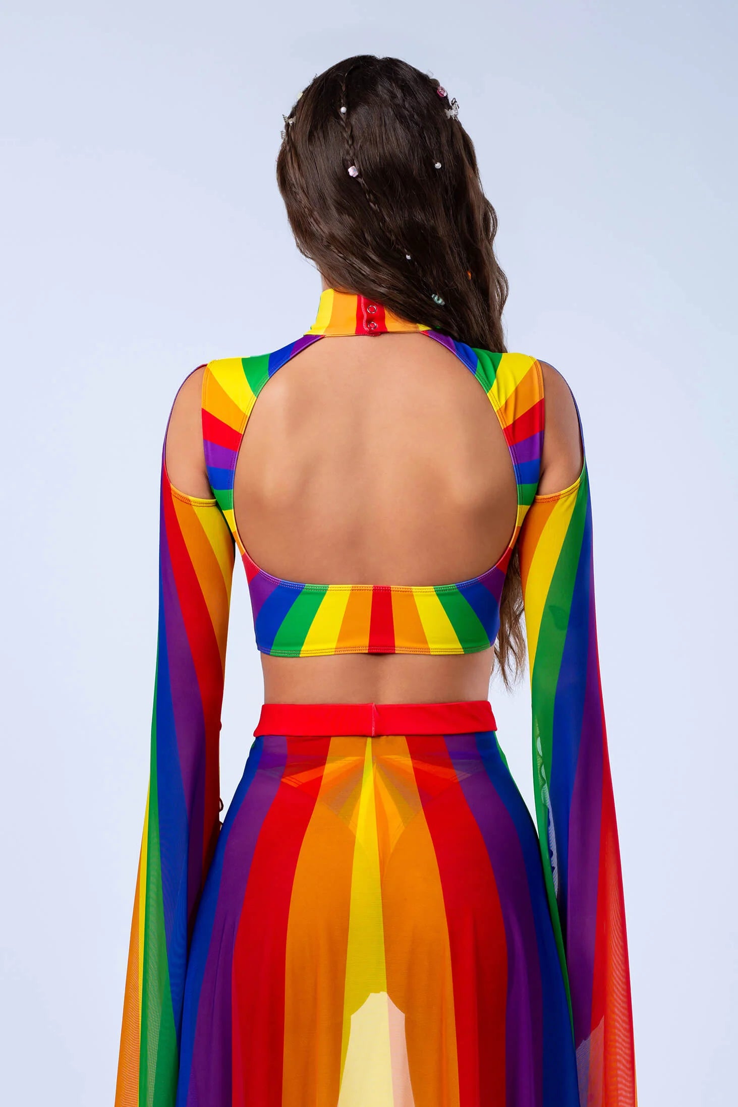 achterkant van vrouw met regenboog top met hele lange mouwen, pride outfit