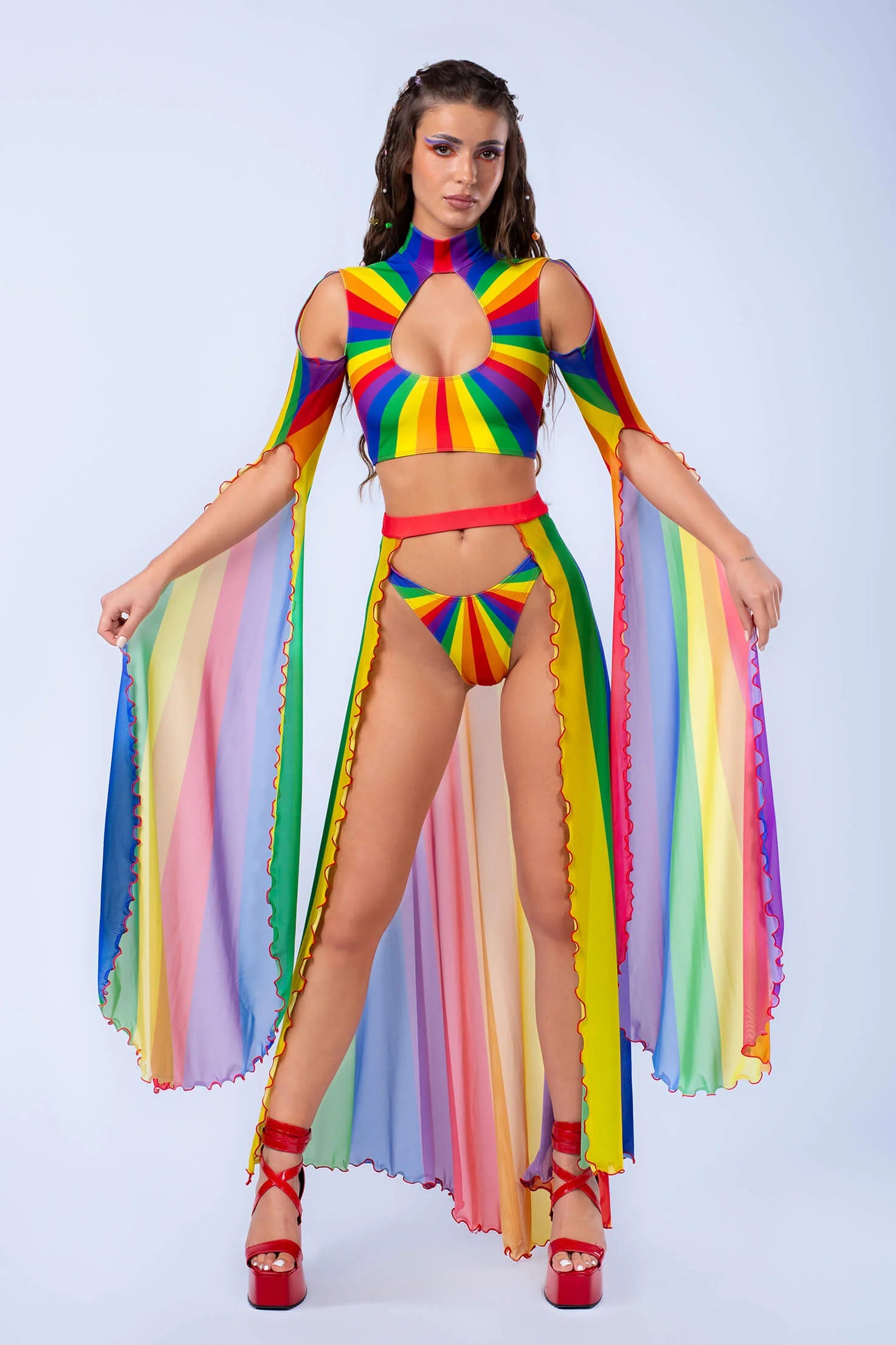 vrouw met regenboog outfit, pride outfit