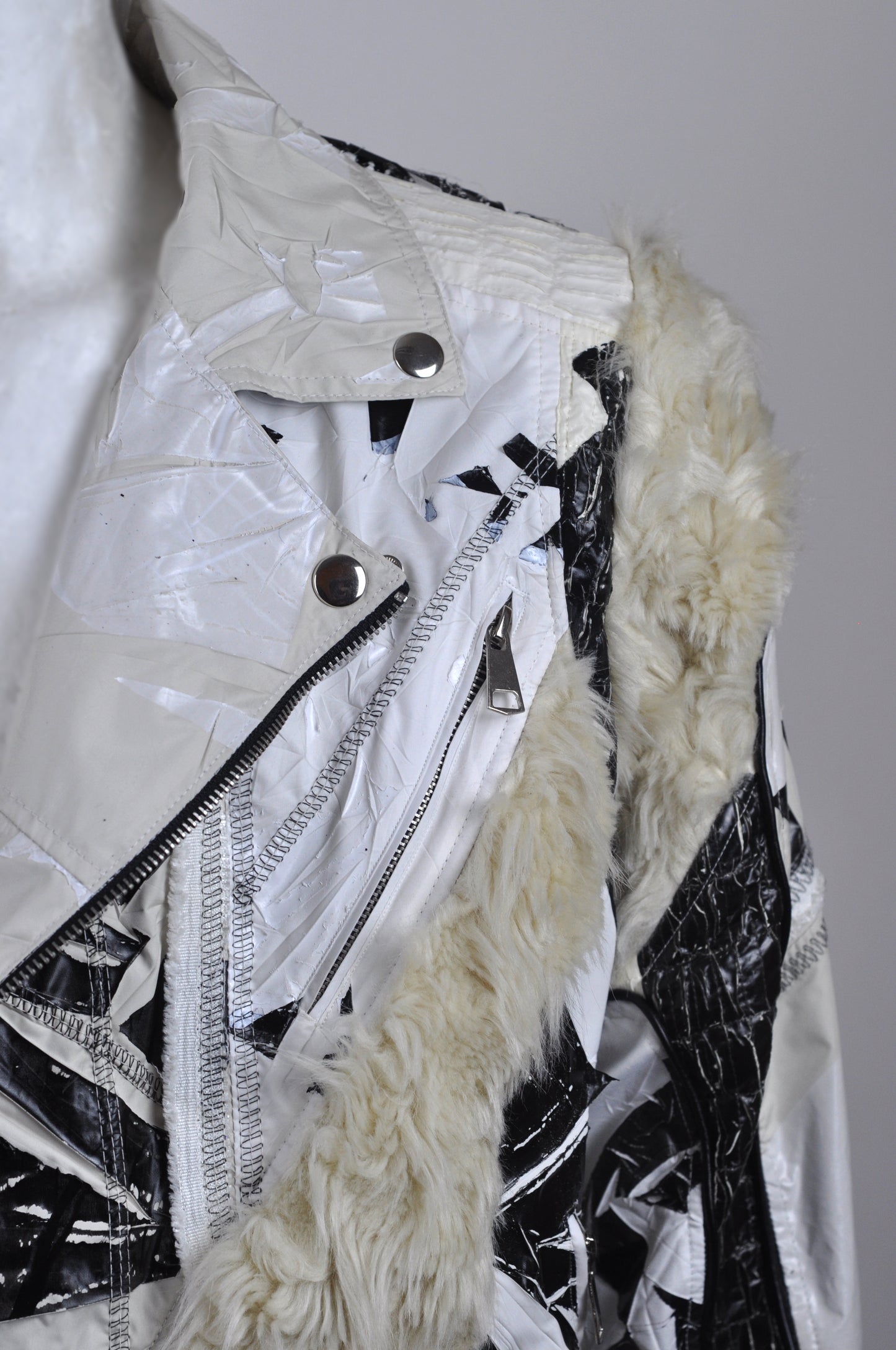 detail van schouder van Punkie Angel  motor jas, techno outfit