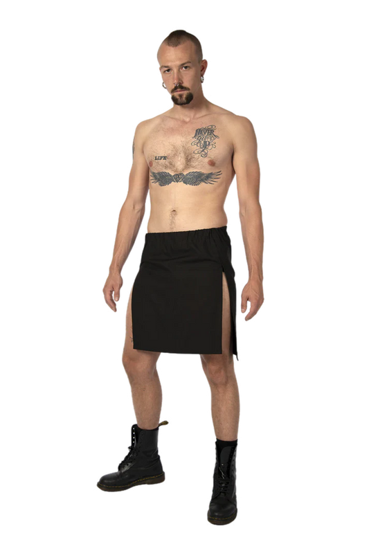 man met ontbloot lichaam en zwarte rok met splitten, techno outfit