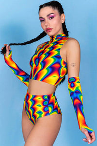 rainbow top, regenboog kleding, queer kleding, queer shop, milkshake outfit, milkshake kleding, regenboog mouwen, festival kleding