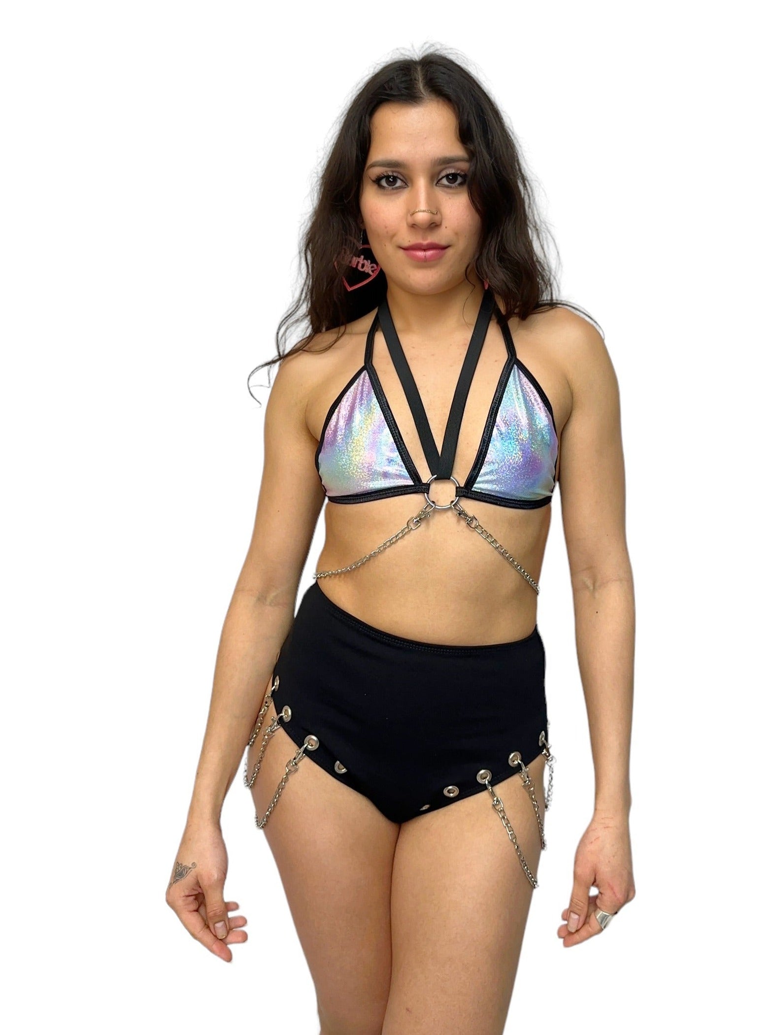 Meisje met holografische bikini top met kettingen, techno outfit