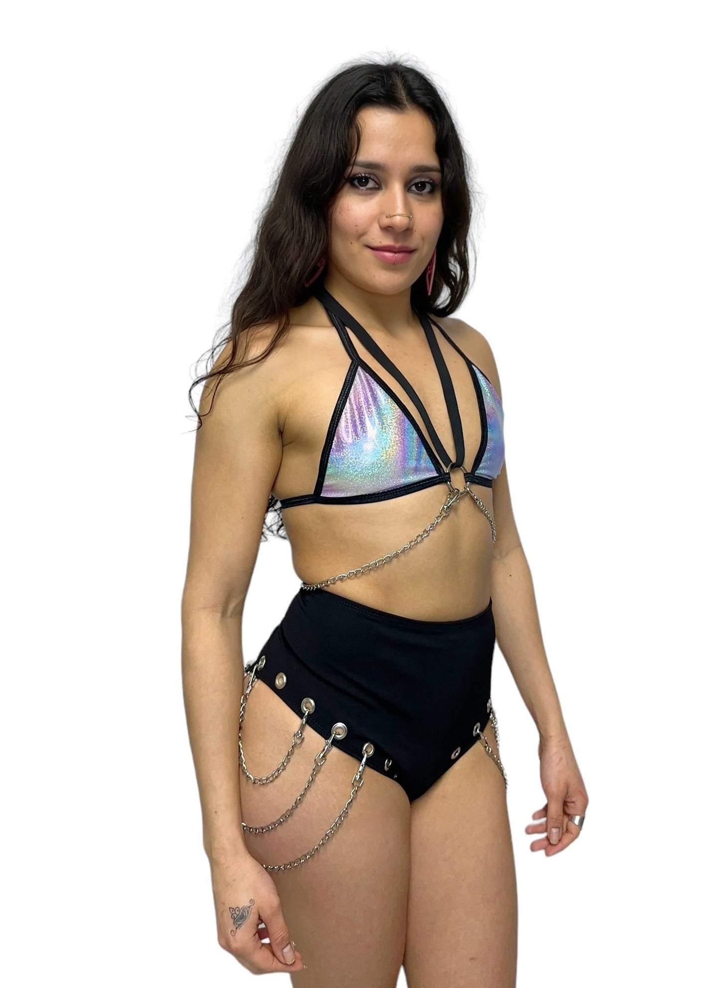 meisje met holografische bikini top met kettingen, techno outfit