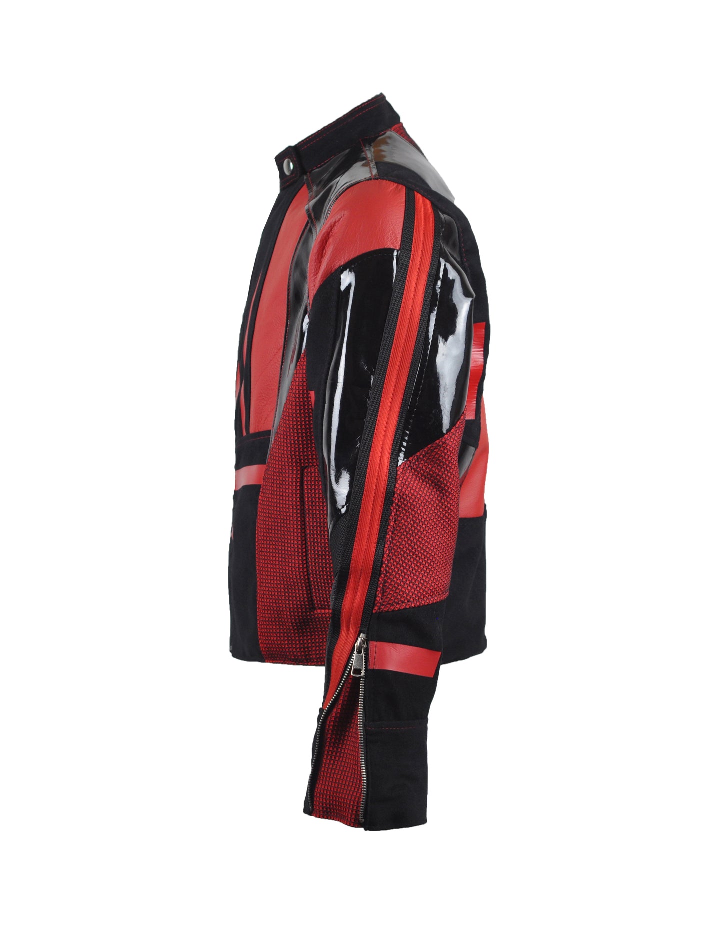 zijkant van zwart rode biker jas, techno outfit